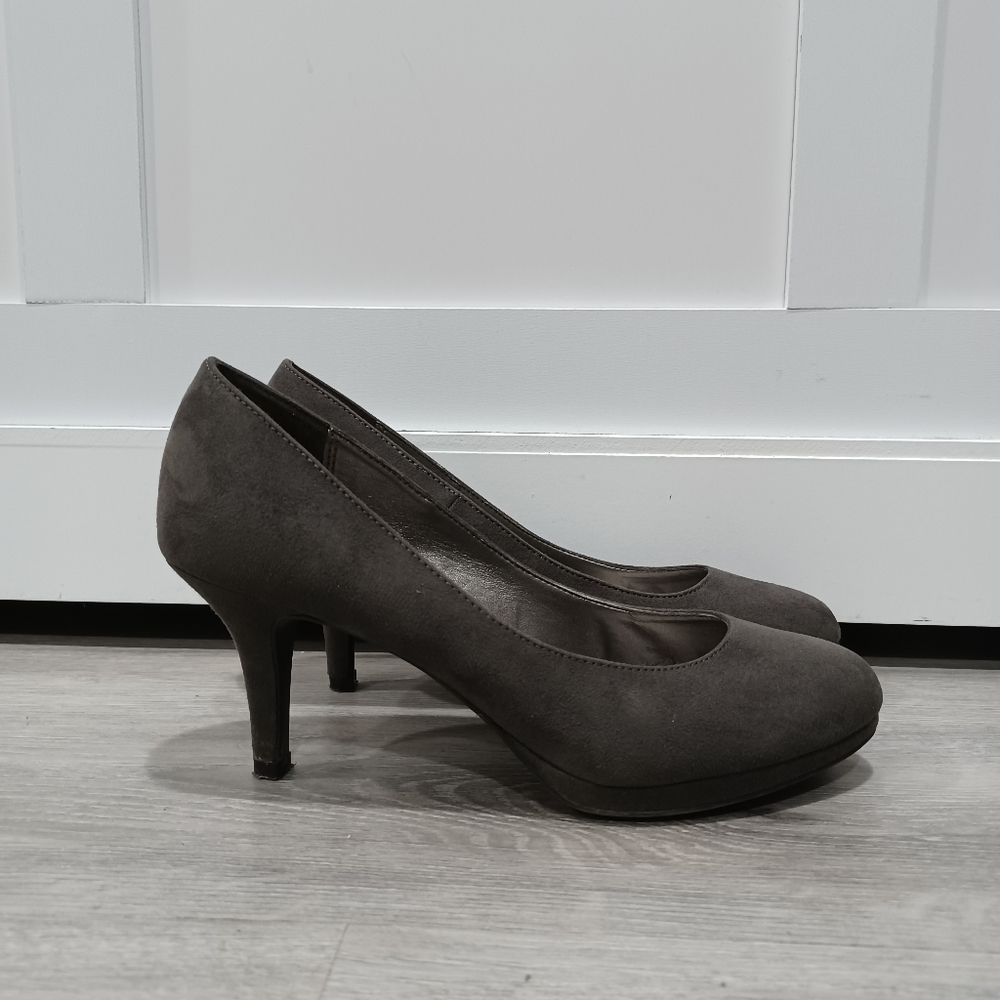 Size 7 1/2 Grey Heels